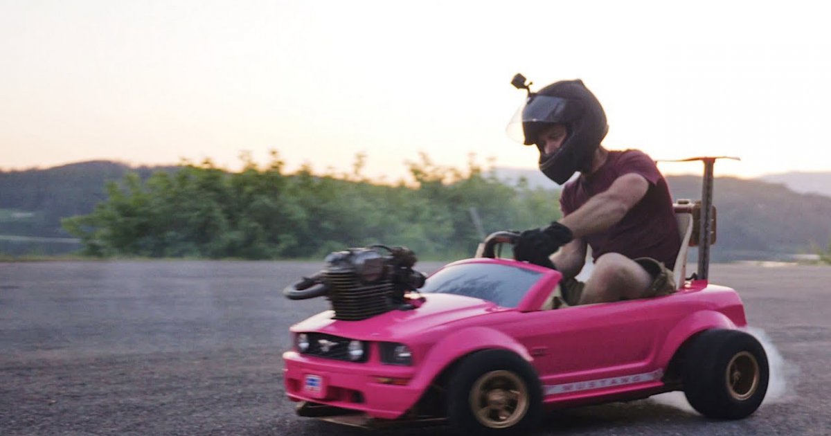 Barbie Ford Mustang: Spielzeug Auto mit Motorrad Antrieb Barbie Ford Mustang: Spielzeug Auto mit Motorrad Antrieb