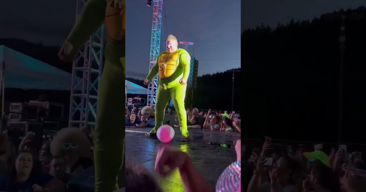 Stage Dive während eines Konzerts geht etwas schief Webfail Fail