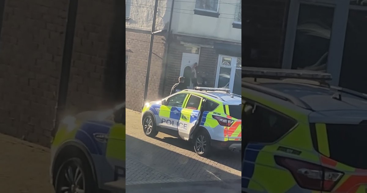 Polizei bricht Tür auf während Verdächtiger aus dem Fenster klettert Webfail Fail Bilder und