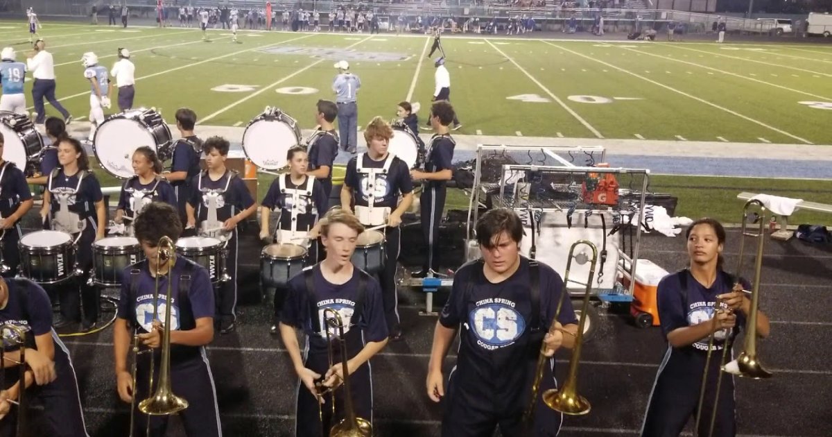 Posaunenspieler einer Marching Band zeigen tolle Choreografie fail