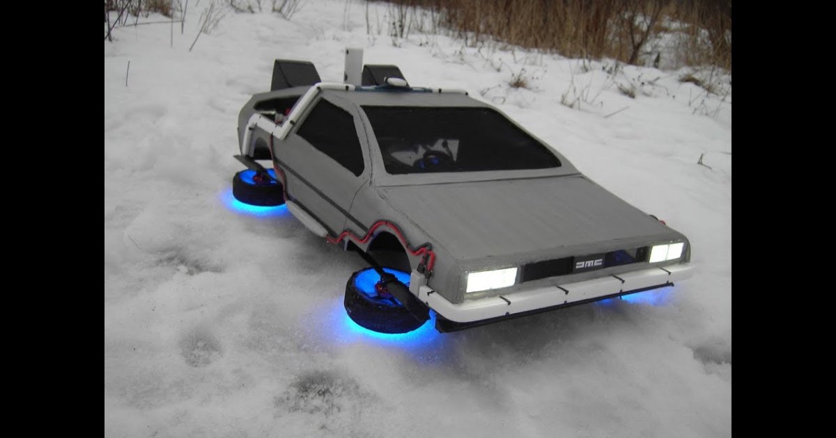 Den DeLorean aus Zurück in die Zukunft als Drohne fliegen lassen