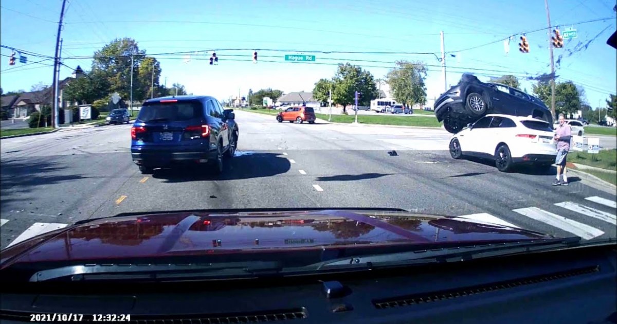 Auto fährt über rot und richtet Sachschaden an | Webfail - Fail Bilder